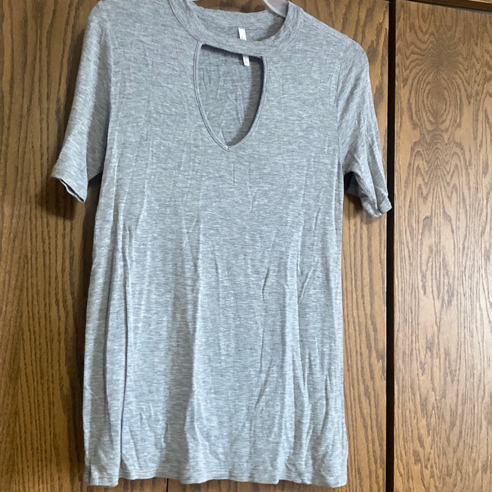 gray key hole t shirt size small